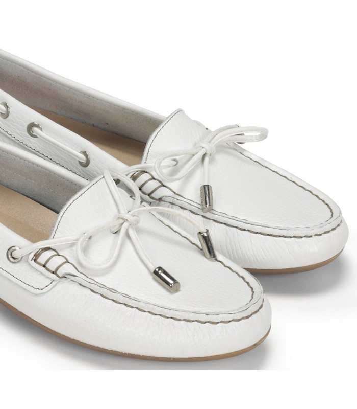 Mocasín con lazo color blanco