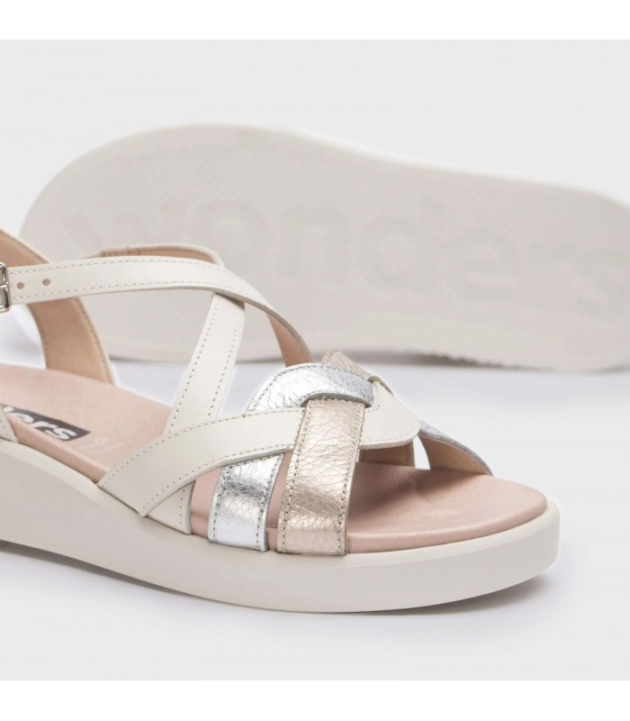 Sandalia con plataforma en color blanco