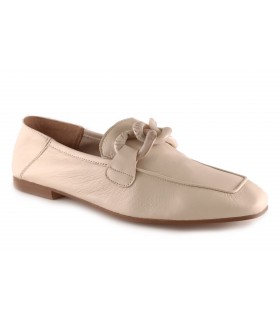 Mocasín con adorno de cadena color hielo