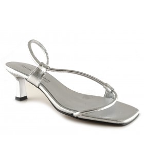 Sandalia en color plata con tacón bajo