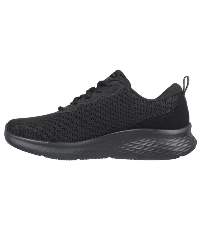 Deportivo negro con suela negra y cordones