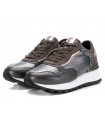 Deportivo color plomo