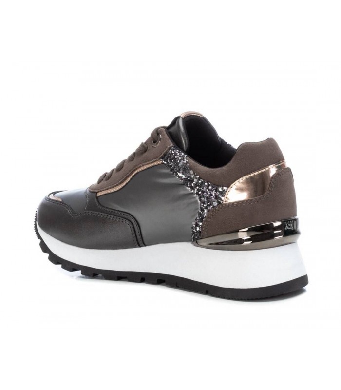 Deportivo color plomo