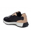 Deportivo negro con piso blanco