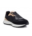 Deportivo negro con piso blanco