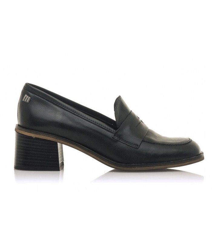 Mocasín negro de tacón