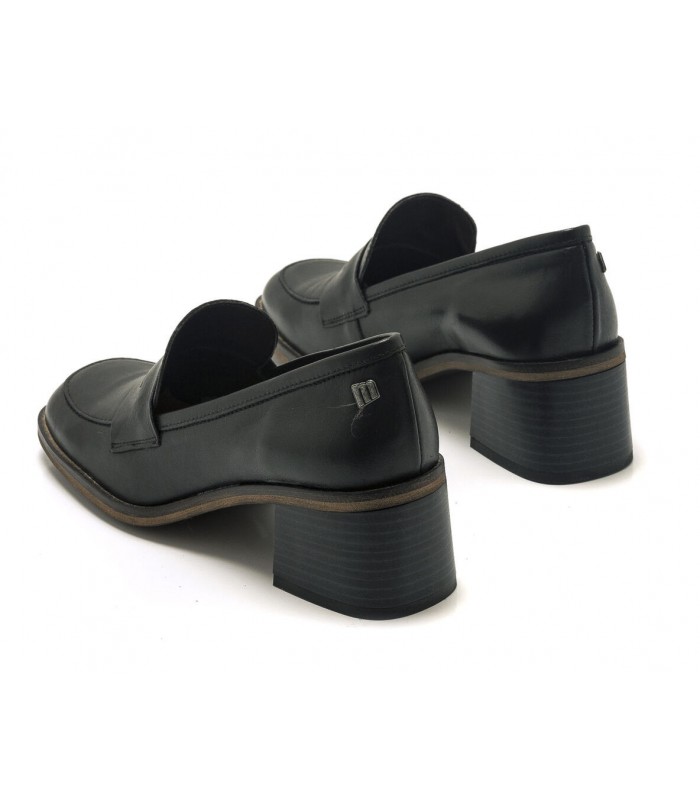 Mocasín negro de tacón