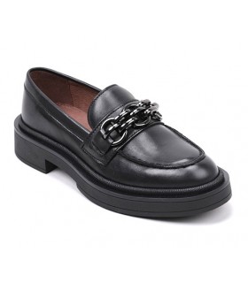 Zapato mocasín con adorno en piel negra de mujer