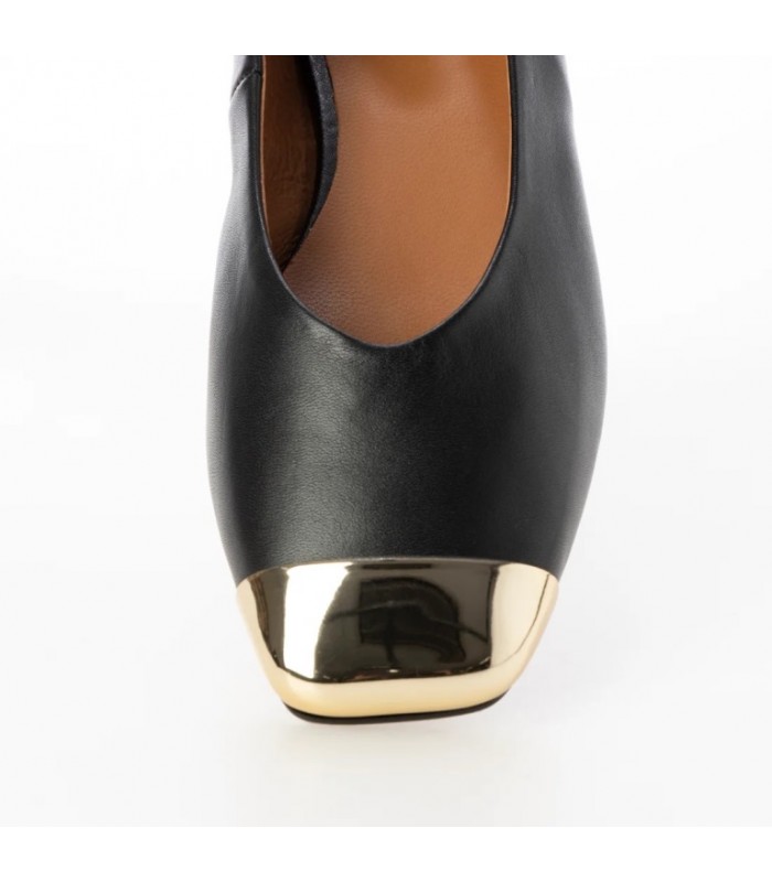Zapato corte salón y puntera metalizada en negro de mujer