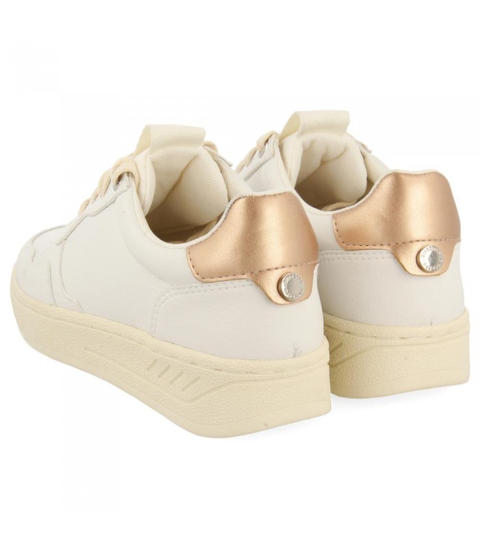 Deportivas en blanco de mujer