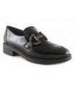 Zapato estilo mocasín con adorno en negro