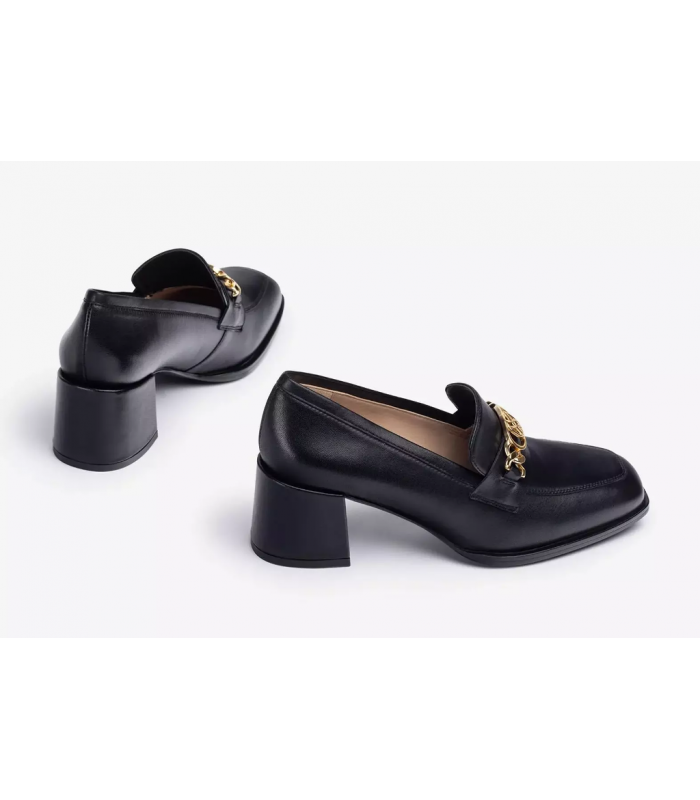 Mocasín con tacón alto en piel negra