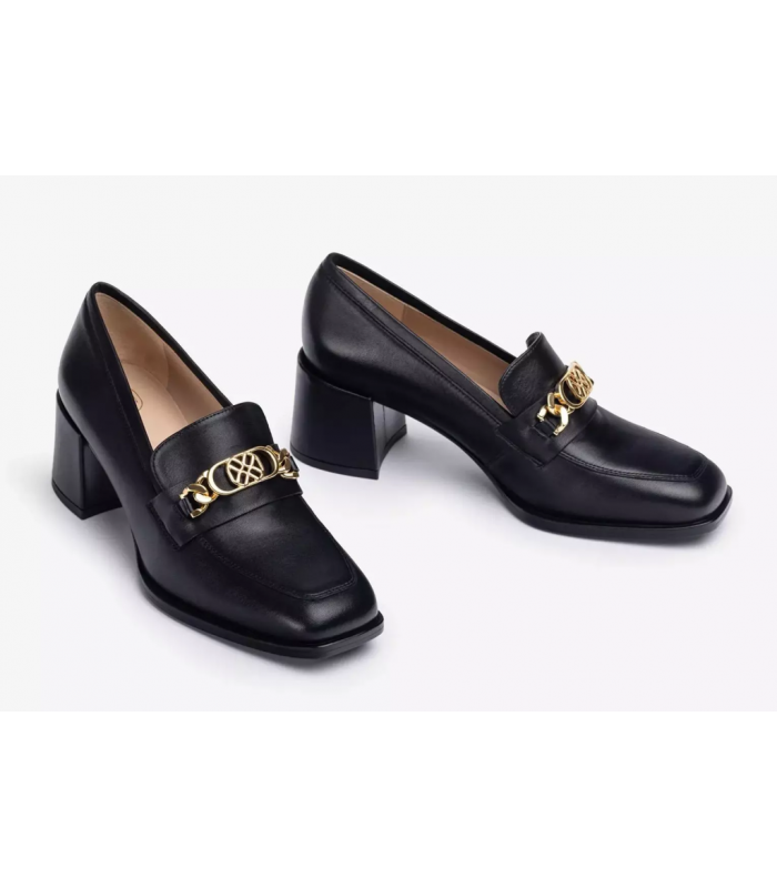 Mocasín con tacón alto en piel negra
