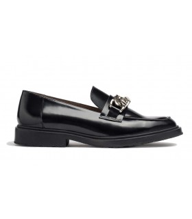 Zapato mocasín con cadenas en su pala
