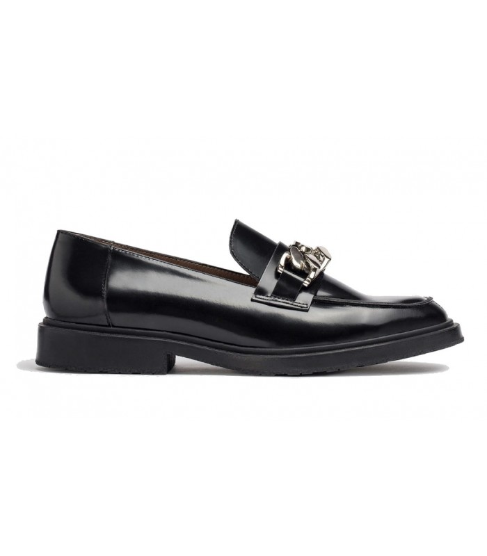 Zapato mocasín con cadenas en su pala