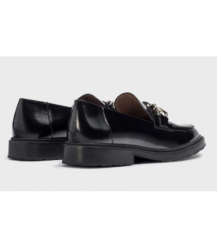 Zapato mocasín con cadenas en su pala