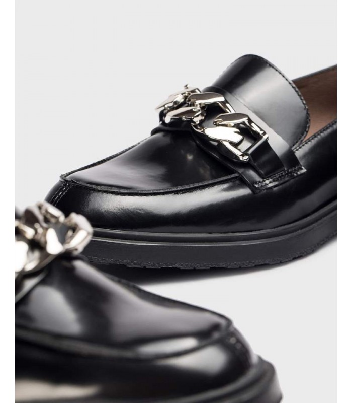 Zapato mocasín con cadenas en su pala