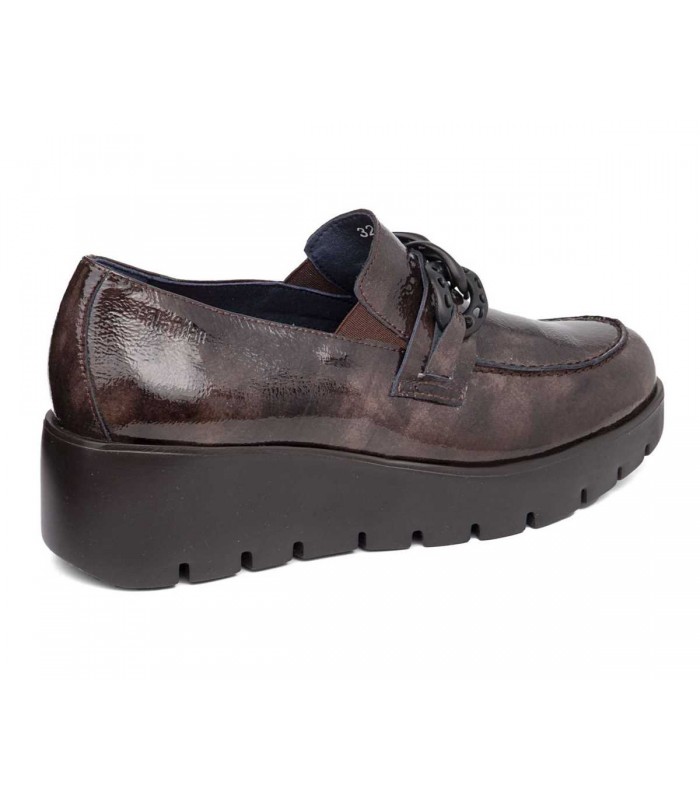 Zapato mocasín para mujer con detalle de cadenas