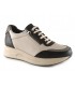 Deportivo de color negro con cordones