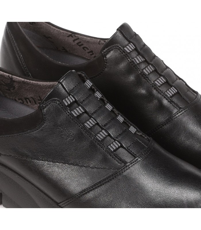 Zapato con elásticos en piel negra