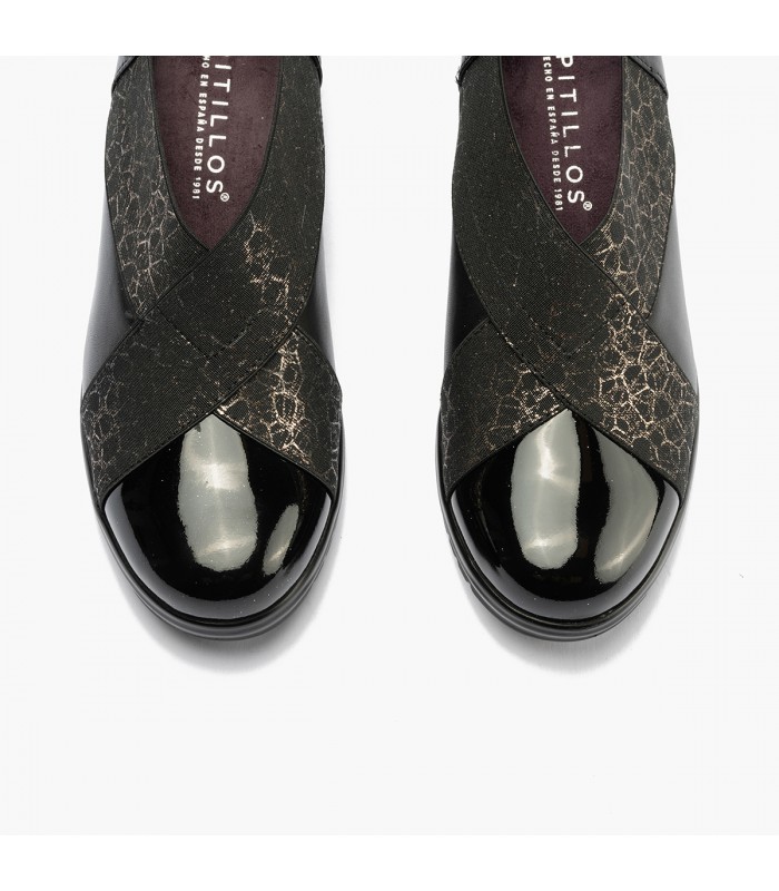 Zapato de color negro con elásticos