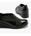 Zapato de color negro con elásticos