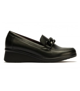 Mocasín de cuña con cadena en color negro