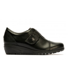 Mocasín en color negro con cierre de velcro