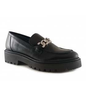 Zapato mocasín en piel negra con adorno