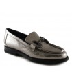 Zapato mocasín con detalle de estribo en piel plata