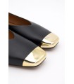 Zapato corte salón y puntera metalizada en negro de mujer