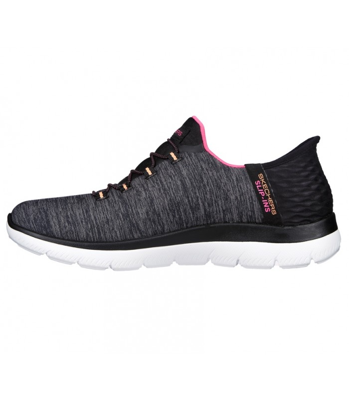 Deportivo negro con la suela blanca