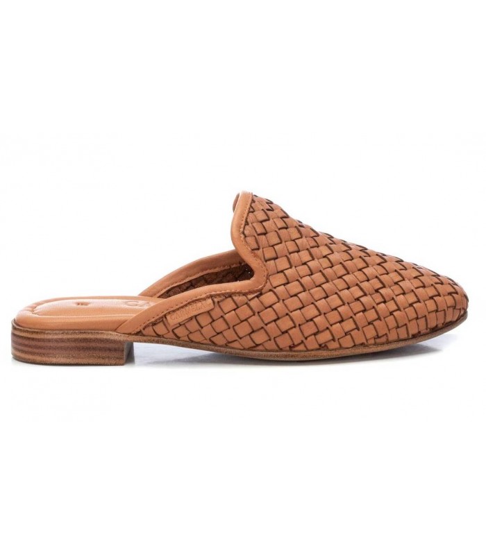 Zueco Carmela piel trenzada camel copete empeine