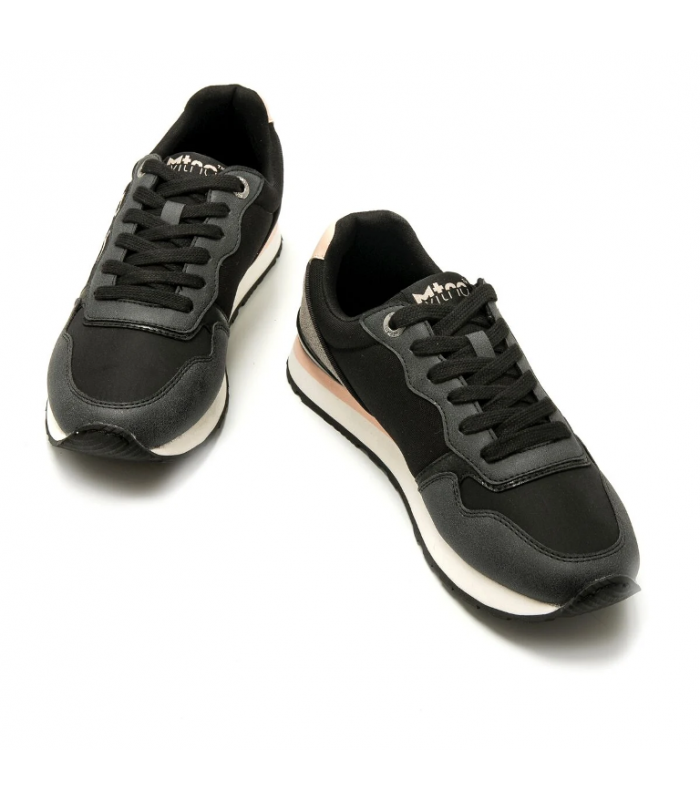 Deportivo negro con cordones