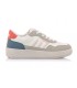Deportivo blanco con colores azul y rojo