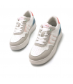 Deportivo blanco con colores azul y rojo