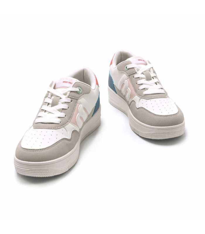 Deportivo blanco con colores azul y rojo