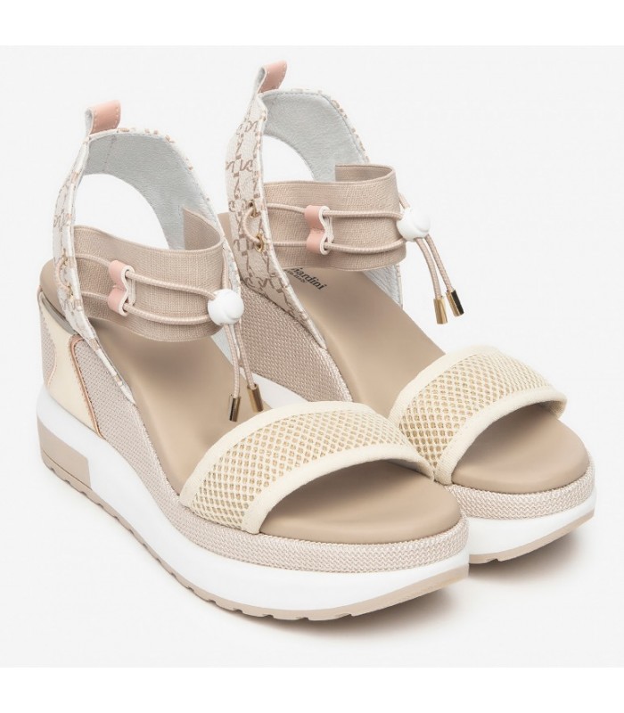 Sandalia cuña beige cómoda