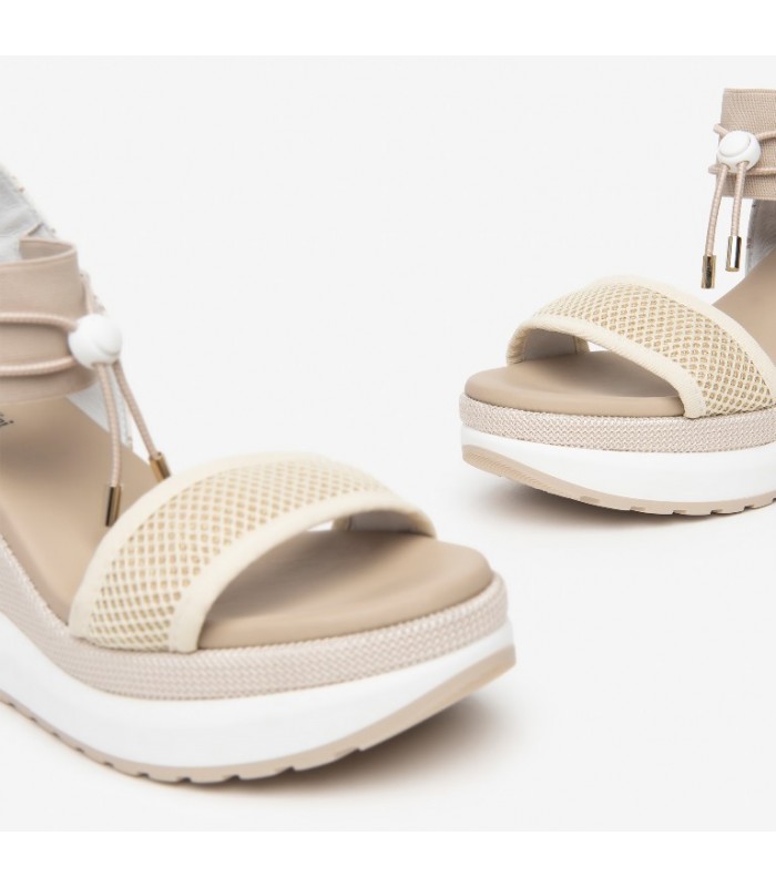 Sandalia cuña beige cómoda