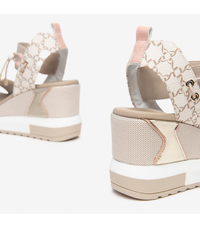 Sandalia cuña beige cómoda