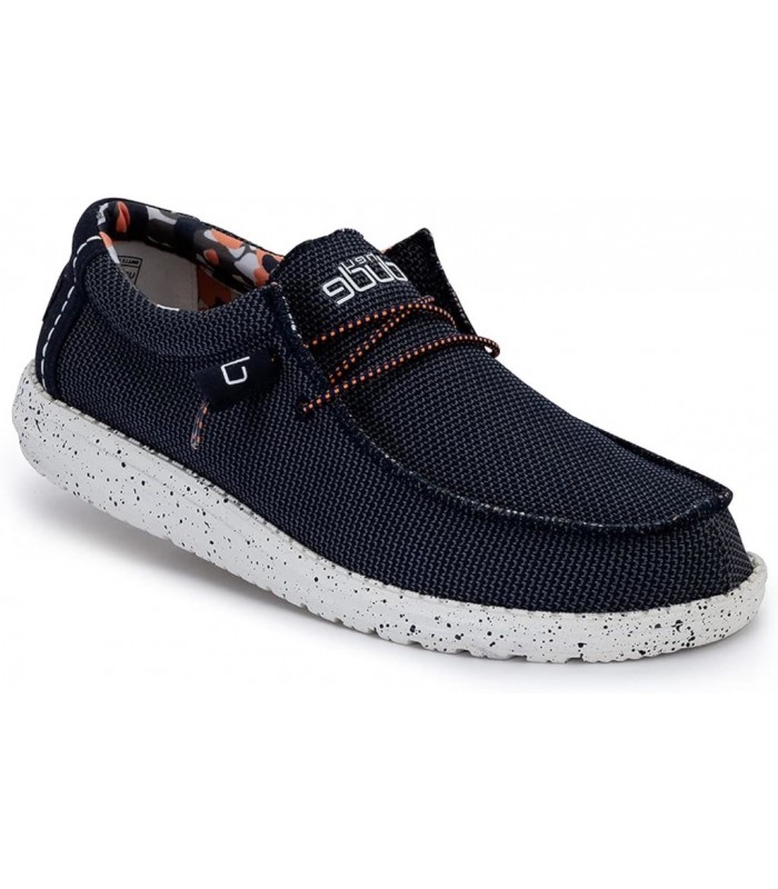 Deportivo azul con detalles en naranja