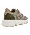 Deportivo de color verde con cordones.