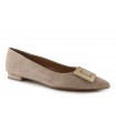 Zapato de corte salón con adorno.