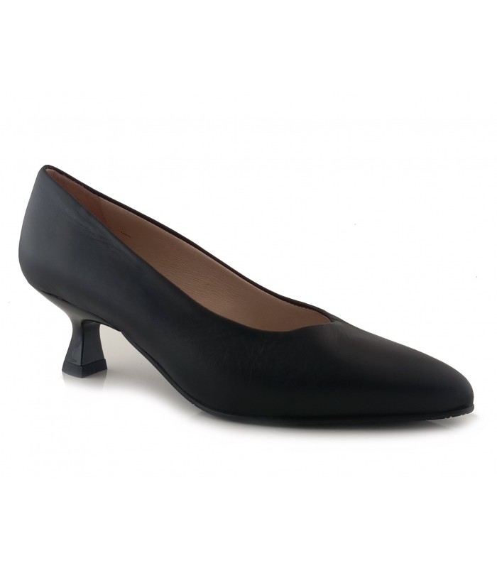 Zapato salón negro con tacón bajo