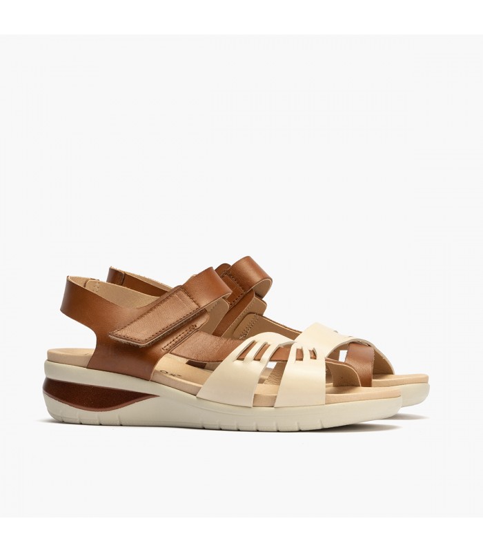 Sandalia con velcro en piel cuero