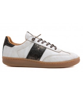 Deportivo en color blanco con suela caramelo.