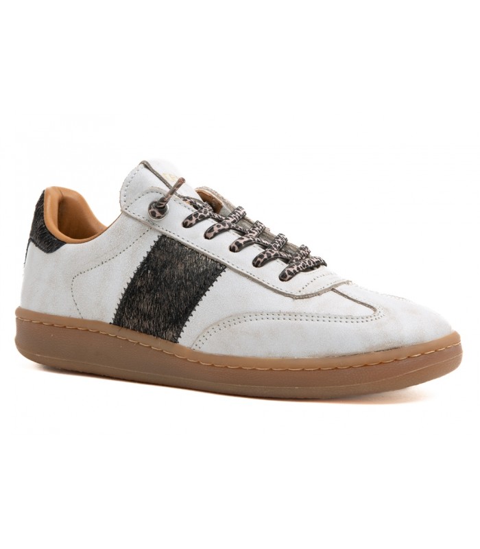 Deportivo en color blanco con suela caramelo.