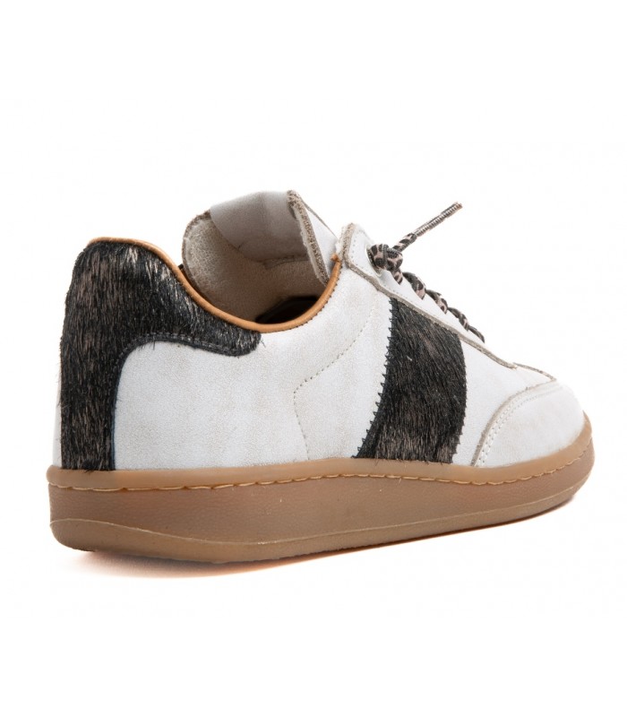 Deportivo en color blanco con suela caramelo.
