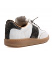 Deportivo en color blanco con suela caramelo.