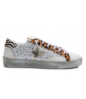 Deportivo tipo casco en color blanco con glitter.